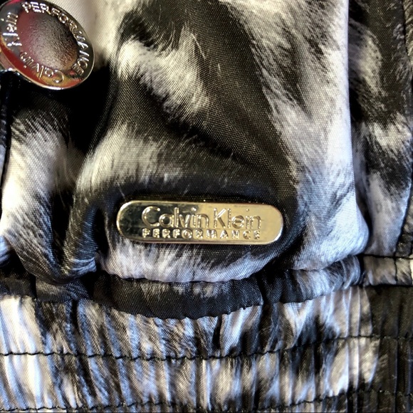 Calvin Klein Blk White Animal Print Puffer Vest - Picture 5 of 8